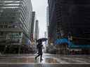 Un piéton solitaire traverse la rue Yonge au centre-ville de Toronto.  cLes FPI commerciales ont été plongées dans l'incertitude alors que la pandémie de COVID-19 a sapé les hypothèses fondamentales sur la façon dont les Canadiens travailleront et magasineront à l'avenir.