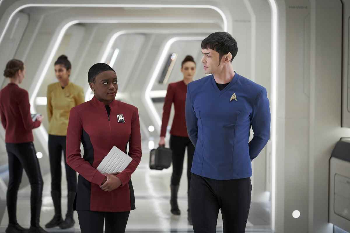 Star Trek: Strange New Worlds épisode 2 Children of the Comet critique moderne 1989 désuet 2001 Voyager Uhura à Hoshi Sato