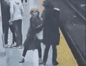 Dans cette capture d'écran tirée d'une vidéo publiée par BlogTO, une femme est poussée sur les voies du métro à la station Bloor-Yonge le dimanche 17 avril 2022. La victime a survécu.