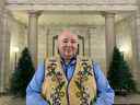 Le président de la Fédération des Métis du Manitoba, David Chartrand, est photographié à l'Assemblée législative du Manitoba à Winnipeg le 29 novembre 2021 pour la lecture inaugurale d'une reconnaissance des terres autochtones.