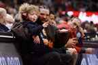 Le rappeur Drake et son fils Adonis participent au sixième match du premier tour de la Conférence de l'Est entre les Raptors de Toronto et les 76ers de Philadelphie à la Scotiabank Arena le 28 avril 2022. 