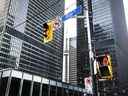 Le quartier financier à Bay Street et King Street à Toronto.