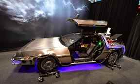 Une réplique de véhicule DeLorean Time Machine pleine grandeur éclairée utilisée pour les événements promotionnels d'Universal Studios de la trilogie de films «Retour vers le futur» de 1985 à 1990 est exposée au Propstore le 9 mai 2022 à Valence, en Californie.  (Photo de FREDERIC J. BROWN/AFP via Getty Images)