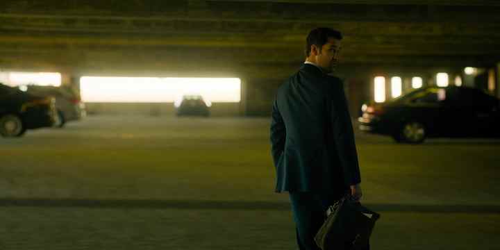 Mickey Haller marchant dans un parking dans une scène de The Lincoln Lawyer.