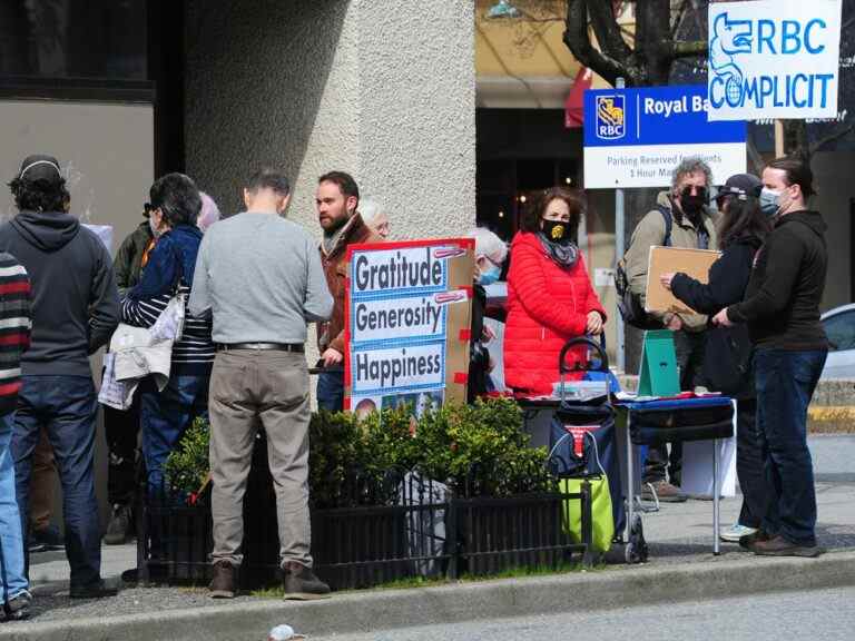 La police enquête si des anarchistes anti-pipeline ont incendié les voitures d’un dirigeant de RBC qui était un ancien ministre conservateur