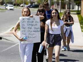 Des élèves de l'école secondaire catholique Béatrice-Desloges manifestent le vendredi 13 mai 2022, en réponse à un blitz vestimentaire de la veille.