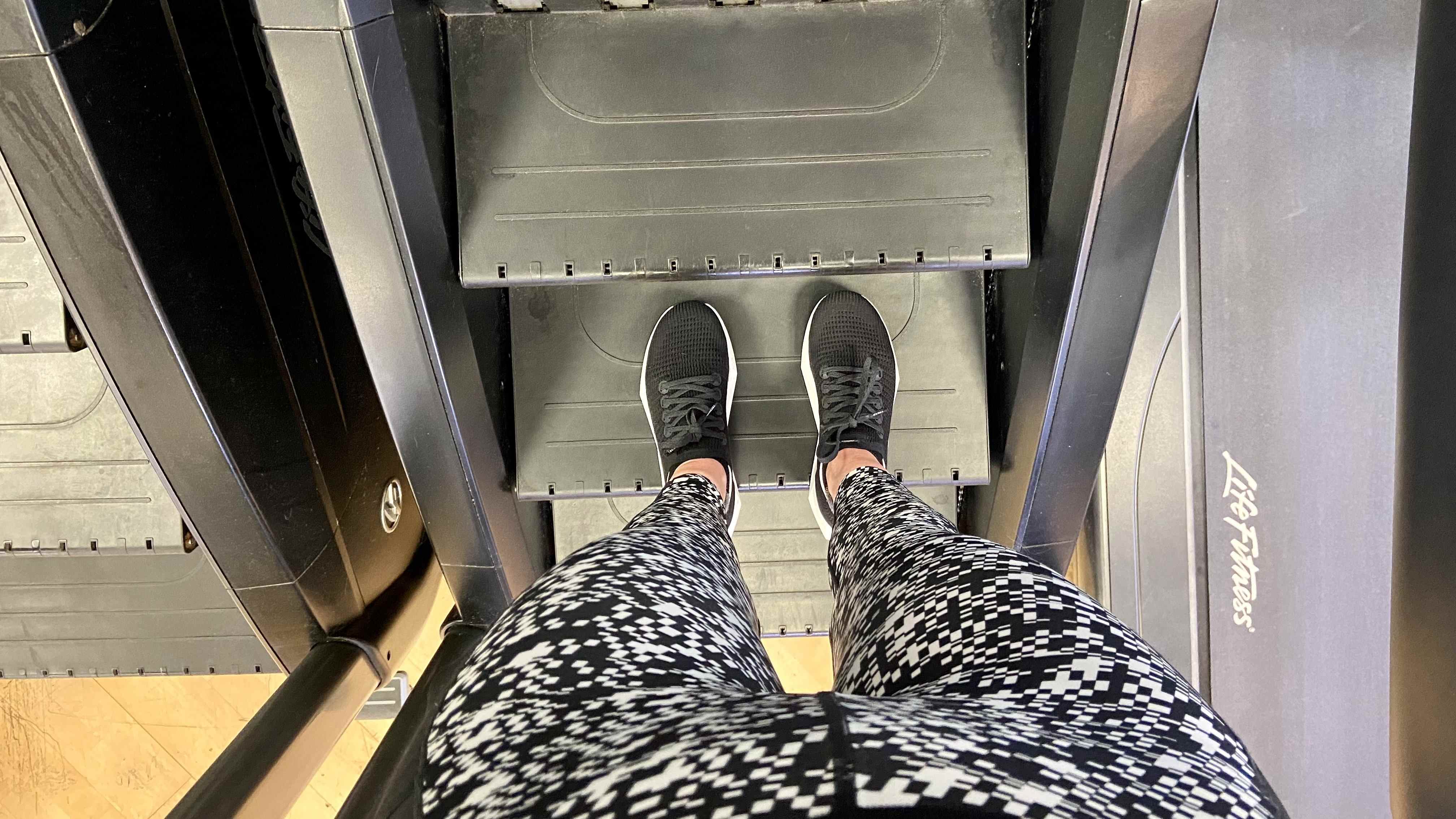 une photo de pieds sur le stairmaster