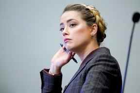 Amber Heard écoute dans la salle d'audience du tribunal de circuit du comté de Fairfax à Fairfax, en Virginie, le 2 mai 2022.