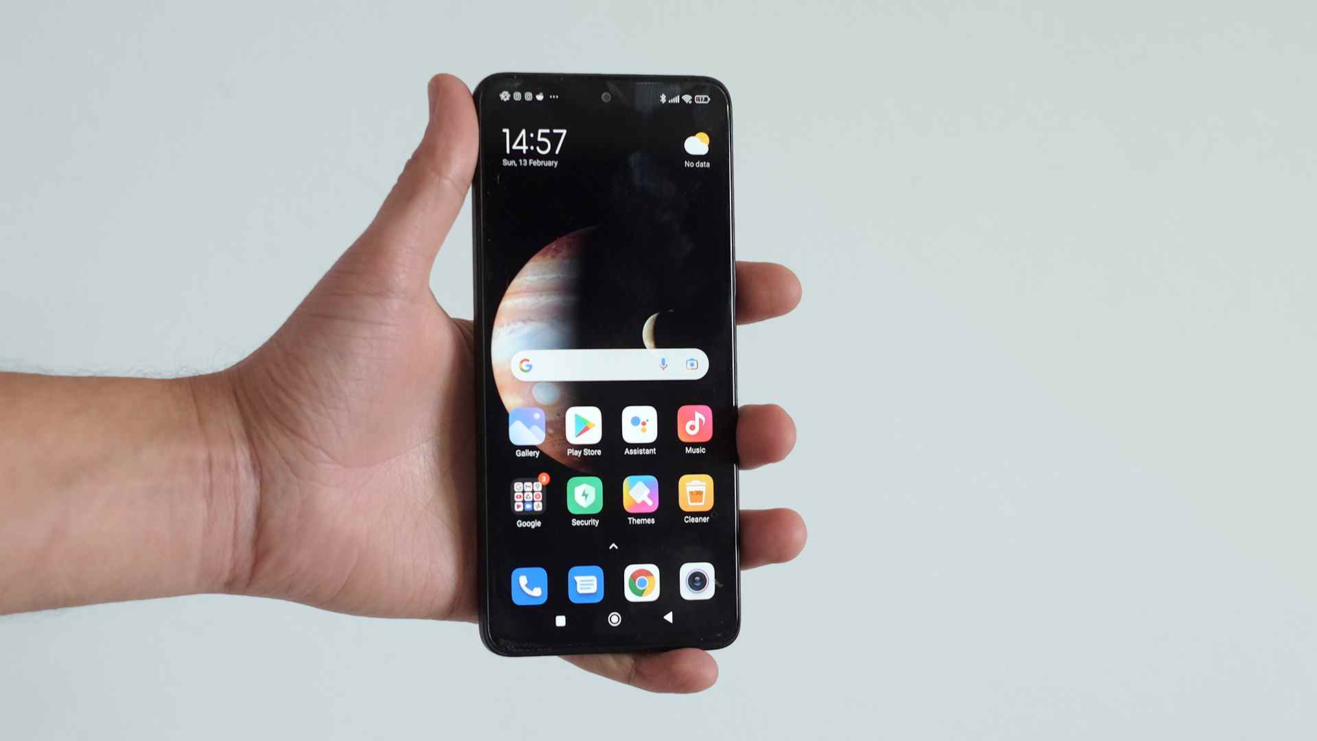 Un Xiaomi Redmi Note 11 Pro 5G de face, dans la main de quelqu'un