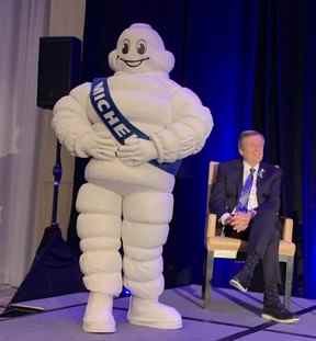 Le maire de Toronto John Tory avec le célèbre Bonhomme Michelin lors de la conférence de presse annonçant l'arrivée du Guide Michelin au Canada