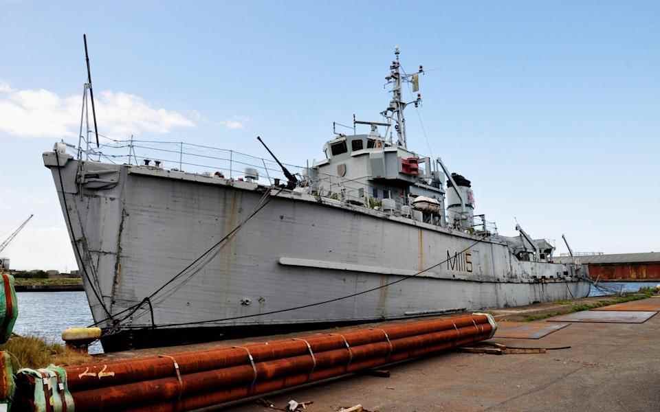 Un HMS Bronington délabré à Birkenhead Docks avant qu'il ne coule à ses amarres il y a six ans - Alamy