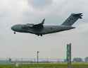 Le C-17 Globemaster de l'Aviation royale canadienne arrive à l'aéroport international Pearson de Toronto depuis la base aérienne d'Ali Al Salem au Koweït le dimanche 8 août 2021, transportant un pont aérien humanitaire de réfugiés afghans.