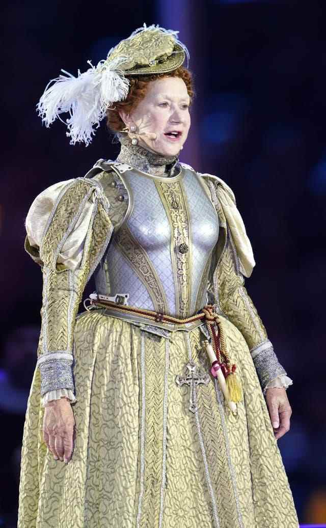 Dame Helen Mirren habillée comme la reine Elizabeth I effectue 