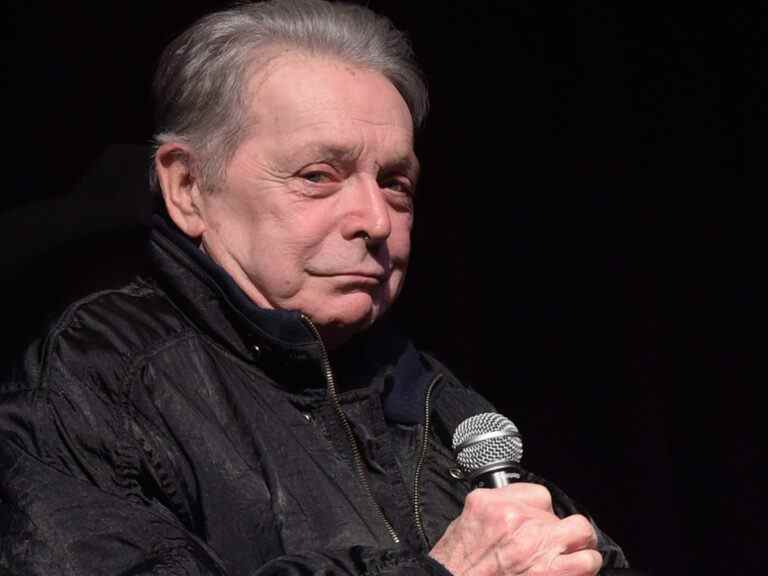 Le chanteur country Mickey Gilley, dont le bar a lancé « Urban Cowboy », est décédé