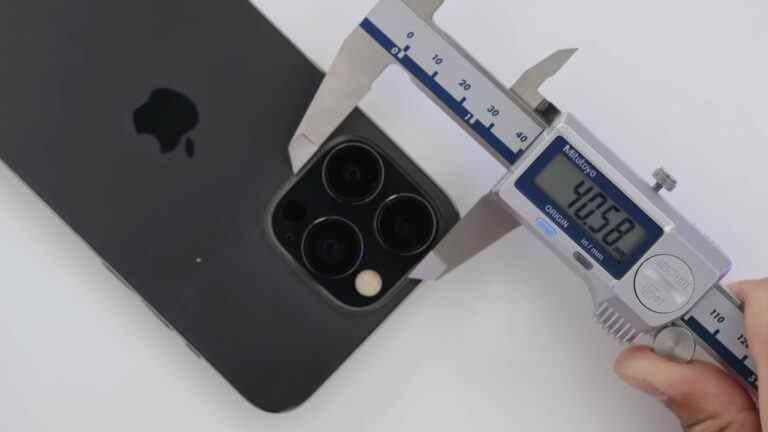 La vidéo compare la réplique de l’iPhone 14 Pro Max à l’iPhone 13 Pro Max, montre une conception à double découpe avec des lunettes plus minces