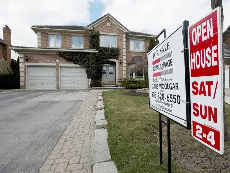 Le prix moyen des maisons au Canada chute à 746 000 $, les ventes chutent dans un contexte de hausse des taux