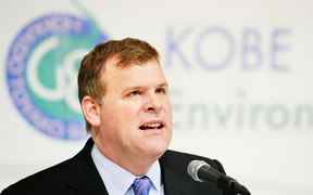 Le ministre canadien de l'environnement de l'époque, John Baird, répond aux questions lors d'une conférence de presse conjointe après la réunion de trois jours des ministres de l'environnement du G8 à Kobe le 26 mai 2008. TORU YAMANAKA/AFP/Getty Images