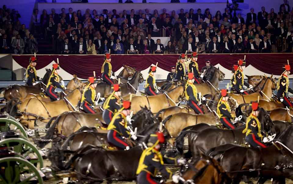 La reine Elizabeth et Sophie, comtesse de Wessex, regardent les membres de l'artillerie royale de la troupe du roi se produire - REUTERS/Henry Nicholls