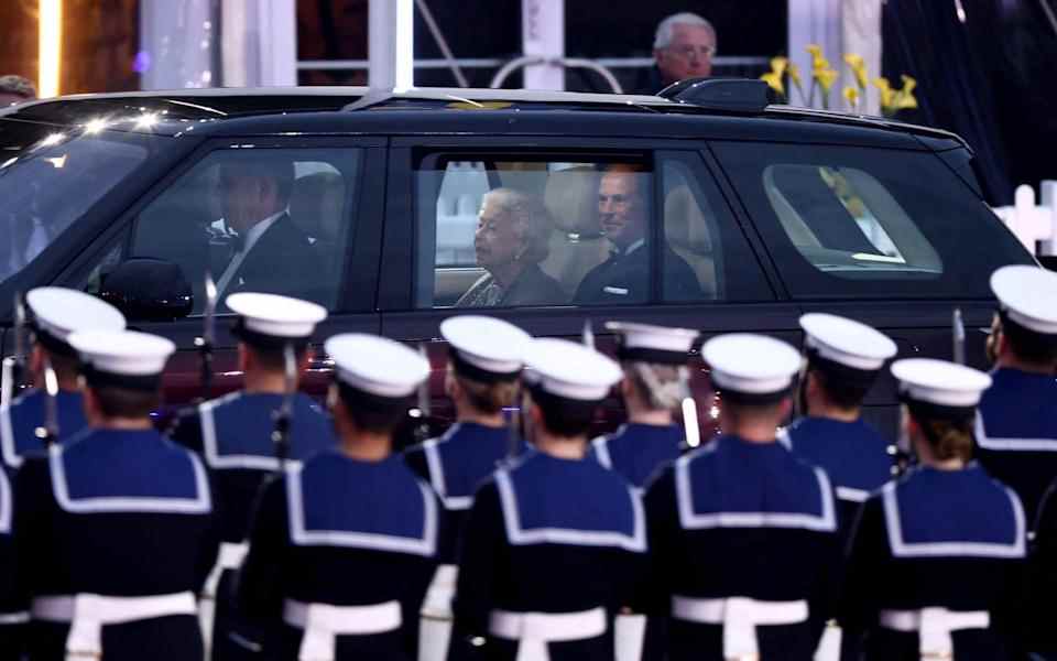 La reine et le prince Edward, comte de Wessex, sont accueillis par une garde d'honneur à trois services à leur arrivée à l'événement étoilé - REUTERS/Henry Nicholls