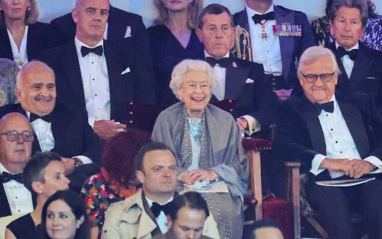 La reine reçoit une ovation debout lors de la célébration du jubilé de platine parsemée d’étoiles