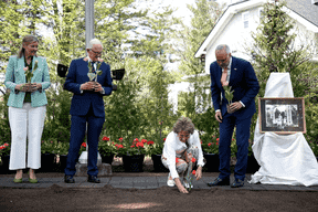 La princesse Margriet des Pays-Bas, accroupie, photographiée lors d'une cérémonie jeudi au cours de laquelle elle a planté des tulipes sur le terrain de Stornoway.  Aujourd'hui résidence officielle du chef de l'opposition, la maison était l'endroit où Margriet et sa famille ont vécu en exil pendant la Seconde Guerre mondiale.  La famille royale néerlandaise a été évacuée au Canada après la conquête nazie des Pays-Bas en 1940. Margriet est née dans la capitale canadienne en 1943, ce qui a incité la maternité de l'hôpital civique d'Ottawa à être temporairement déclarée territoire souverain néerlandais afin de préserver l'éligibilité de la princesse au trône.