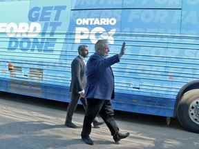 « Get It Done » : le chef conservateur ontarien Doug Ford et le candidat local Ross Romano font campagne à Sault Ste.  Marie le 7 mai 2022.