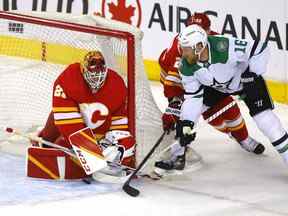 L'attaquant des Stars de Dallas Joe Pavelski est arrêté par le gardien des Flames de Calgary Jacob Markstrom lors du septième match de leur série éliminatoire de premier tour au Scotiabank Saddledome de Calgary le dimanche 15 mai 2022.