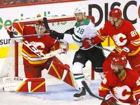 Le gardien des Flames de Calgary Jacob Markstrom arrête l'attaquant des Stars de Dallas Michael Raffl en prolongation lors du septième match de leur série éliminatoire de premier tour au Scotiabank Saddledome de Calgary le dimanche 15 mai 2022.