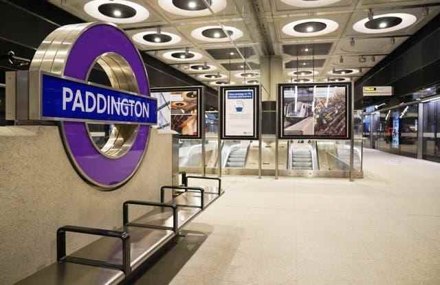 Signalisation exposée à la station de la ligne Paddington Elizabeth