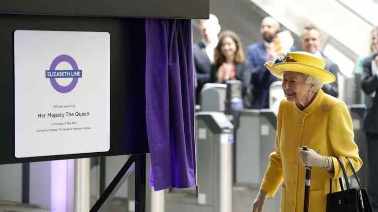 La reine rayonne en jaune soleil pour une visite surprise pour ouvrir la ligne Elizabeth