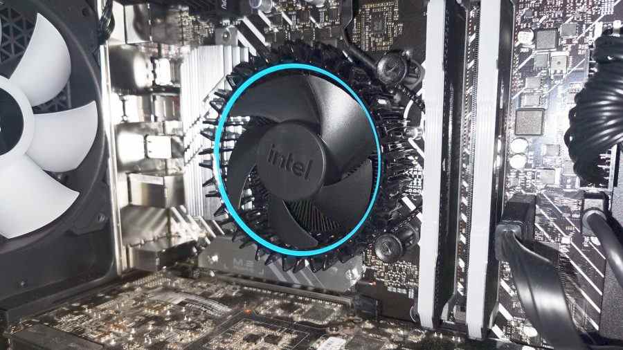 comment nettoyer l'ordinateur : à l'intérieur du PC de jeu avec ventilateur Intel, carte mère et bas de la carte graphique