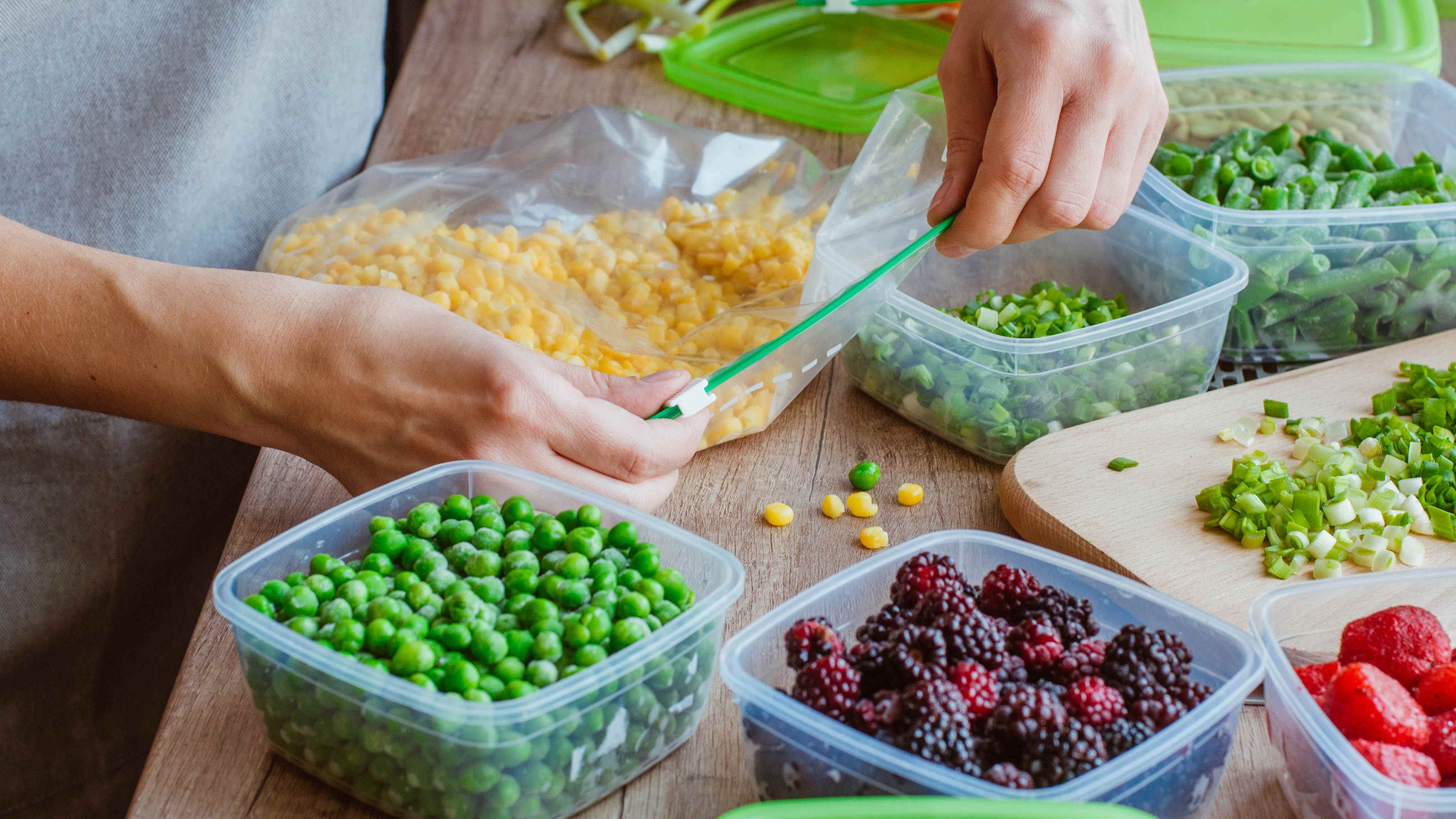 Sceller les aliments dans des sacs en plastique