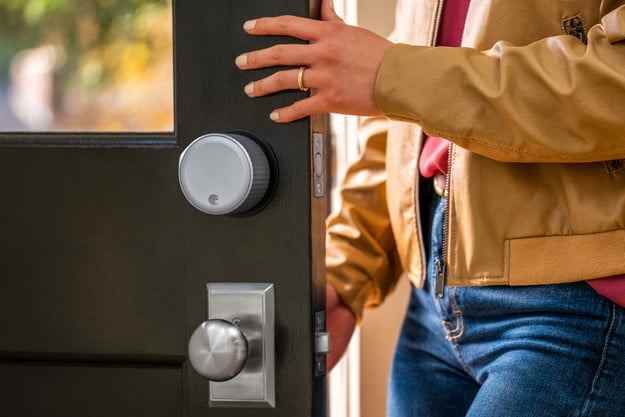 August Wi-Fi Smart Lock installé sur la porte.