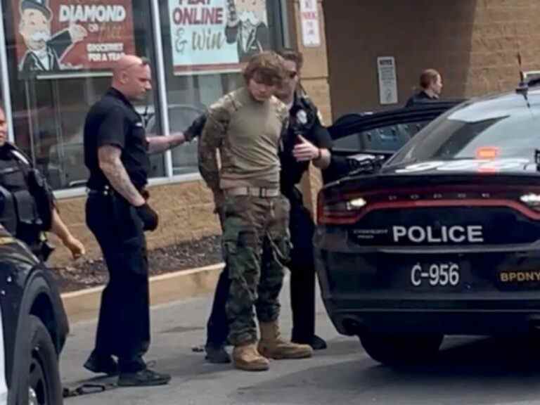 Un homme armé tue 10 personnes dans une attaque raciale diffusée en direct dans un supermarché de Buffalo