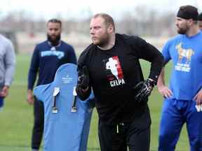 Le plaqueur défensif Jake Thomas porte un t-shirt de l'Association des joueurs de la Ligue canadienne de football alors que les joueurs des Blue Bombers de Winnipeg s'entraînaient au Winnipeg Soccer Federation South Complex le dimanche 15 mai 2022.