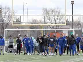 Les membres des Blue Bombers de Winnipeg s'entraînent au Winnipeg Soccer Federation South Complex le dimanche 15 mai 2022.