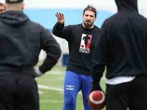 Le secondeur Shayne Gauthier arbore un t-shirt de l'Association des joueurs de la Ligue canadienne de football alors que les joueurs des Blue Bombers de Winnipeg s'entraînaient au Winnipeg Soccer Federation South Complex le dimanche 15 mai 2022.