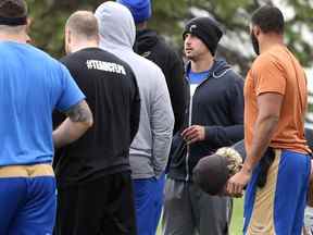 Le quart-arrière Zach Collaros s'entretient avec le groupe de la ligne défensive alors que les joueurs des Blue Bombers de Winnipeg s'entraînent au Winnipeg Soccer Federation South Complex le dimanche 15 mai 2022.