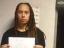 Une photo de la basketteuse professionnelle américaine Brittney Griner est apparue sur une chaîne d'information russe après son arrestation à l'aéroport de Moscou pour avoir prétendument de l'huile de haschisch dans ses bagages.  