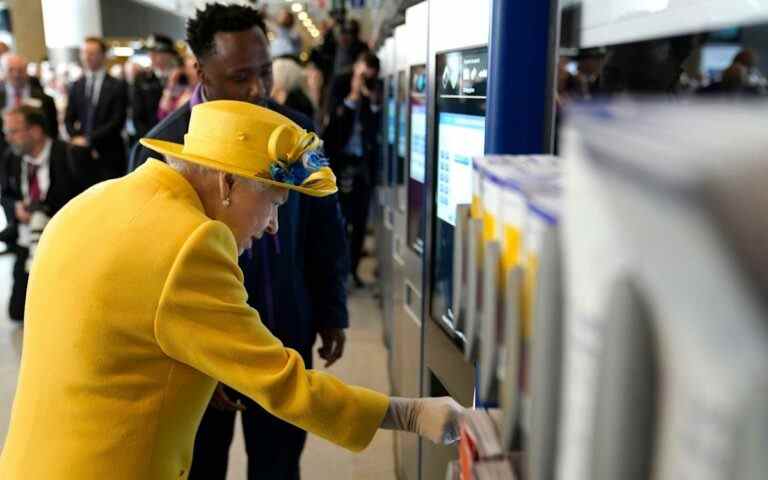 « Un billet pour la ligne Elizabeth s’il vous plaît »: Queen ouvre Crossrail et obtient une carte Oyster