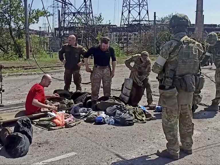 La Russie dit que davantage de combattants ukrainiens se rendent à Marioupol ;  Les États-Unis rouvrent leur ambassade à Kiev