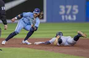 Julio Rodriguez des Mariners de Seattle vole la deuxième base alors que l'arrêt-court des Blue Jays Bo Bichette attend le lancer lors de la deuxième manche à Toronto le mardi 17 mai 2022. FRANK GUNN/LA PRESSE CANADIENNE