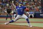 Le partant des Blue Jays de Toronto, Alek Manoah, lance un lancer contre les Rays de Tampa Bay au Tropicana Field.