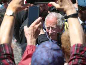 Le prince Charles visite le marché By à Ottawa mercredi.