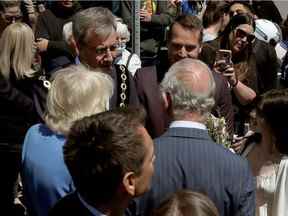 Le prince Charles et Camilla, duchesse de Cornouailles, visitant le marché By et discutant avec le maire d'Ottawa Jim Watson à Ottawa mercredi.