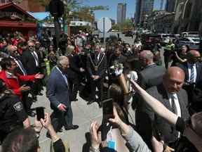 Le prince Charles et Camilla, duchesse de Cornouailles, visitent le marché By à Ottawa mercredi.