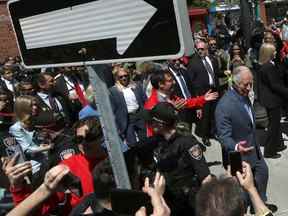 Le prince Charles et Camilla, duchesse de Cornouailles, visitent le marché By à Ottawa mercredi.