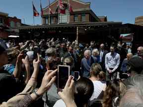 Le prince Charles et Camilla, duchesse de Cornouailles, visitent le marché By à Ottawa mercredi.