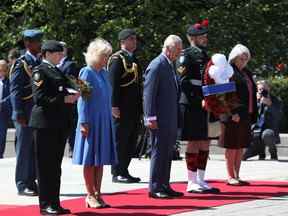 La duchesse de Cornouailles et le prince de Galles déposent une couronne et des fleurs au Monument commémoratif de guerre du Canada à Ottawa le 18 mai 2022.