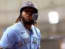   Vladimir Guerrero Jr. des Blue Jays de Toronto assiste à un match contre les Rays de Tampa Bay au Tropicana Field vendredi soir.  Les Jays ont perdu 5-2.